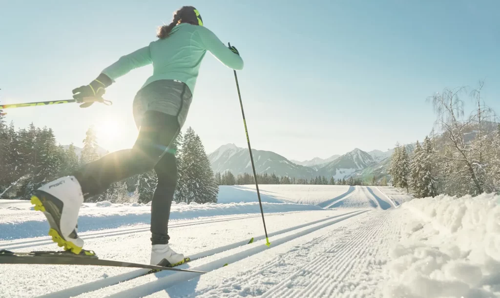 Langläufer auf der Loipe nahe dem Appartement Schladming