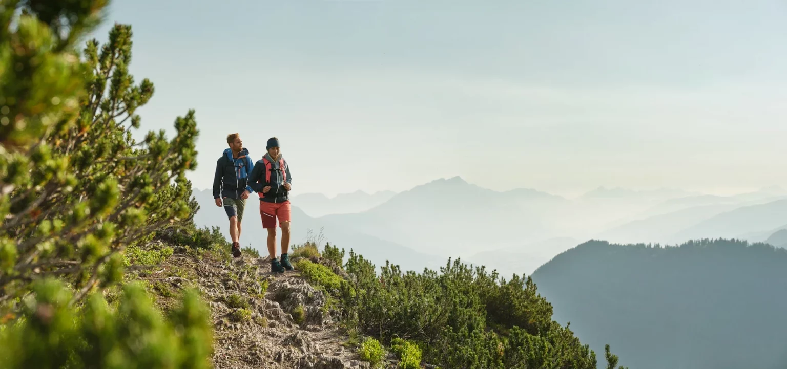 Ein junges Paar beim Wandern in der Region Schladming-Dachstein